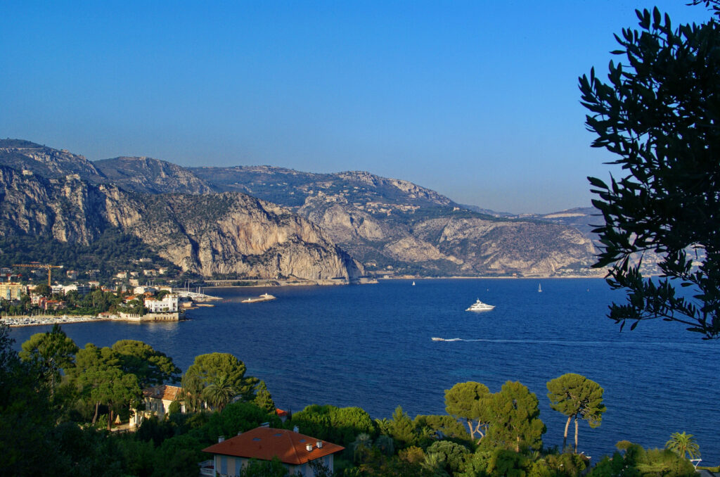 Vue en hauteur depuis le Cap-Ferrat vers Beaulieu-sur-Mer et la Méditerranée
