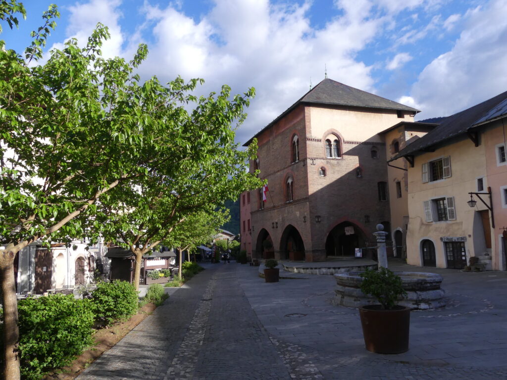 Grande Place et Maison Rouge dans la cité médiévale de Conflans à Albertville