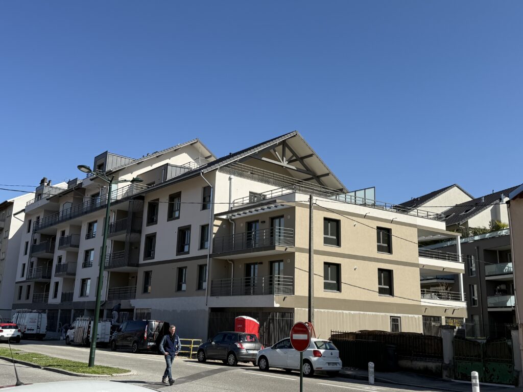 Résidence située à 5 minutes de la gare. Son emplacement à 5 minutes des termes, 10 minutes des rues piétonnes et de son centre, proche des domaines sportifs, de l'hyppodrome et des accès donnant au lac du Bourget ont montré tout l'intérêt d'investir dans cette résidence.