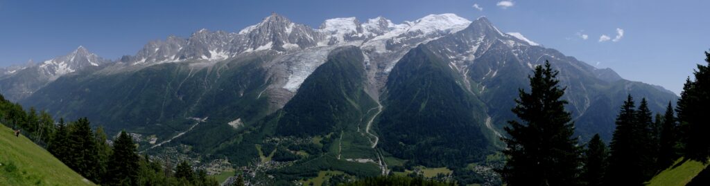 Panorama du massif du Mont-Blanc depuis le parc de Merlet en Haute-Savoie